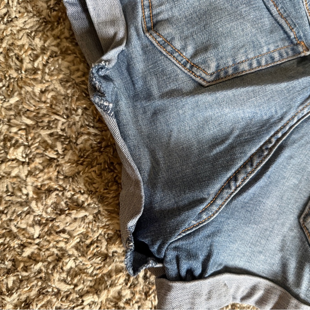 Women’s Hollister Low Rise Denim Shorts - Picture 4 of 6